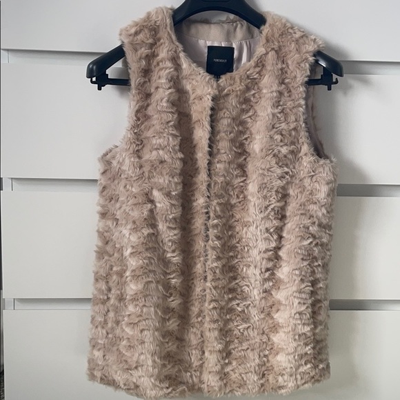 Forever 21 Women’s Faux Fur Vest Small - Picture 2 of 10